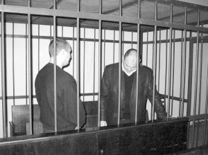 Євген Ковальов (ліворуч) та Юрій Гаврилов слухають вирок Тернопільського міжрайонного суду 16 грудня 2009 року