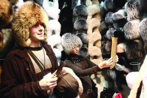 У Данила Кравчука (ліворуч) найбільше купують шапки з чорнобурки. Одна коштує від однієї тисячі гривень