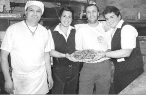В итальянском городе Бусто Арсицио в пиццерии ”Ла перла” дольше всего пекут пиццу ”Франко” — полчаса. Начиняют ее салями, тертым сыром, базиликом. Пекарь Антонио Императо, официант Эмануеле Белбруно, владелец пиццерии ”Ла, перла” Гайтано Императо и официа