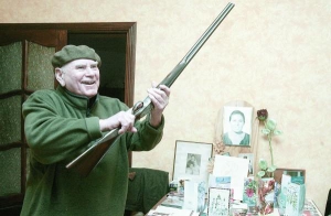 Писатель Александр Сизоненко в своем двухэтажном доме в Конче-Озерной под Киевом держит два ружья. Одно — на первом этаже, второе — наверху. ”На всякий случай пусть лежат”, — говорит Александр Александрович