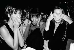 Топ-моделі Лінда Євангеліста (ліворуч), Наомі Кемпбелл (у центрі), Крісті Терлінґтон: "Не бачу, не чую, не скажу нічого злого". Вечірка Fashio Group, готель Plaza, Нью-Йорк, 1989 рік
