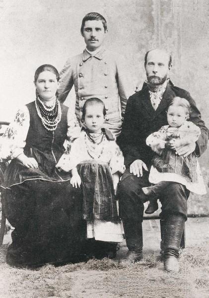 Климентій Квітка (стоїть) зі старшою сестрою та її родиною, кінець 1890-х. Виховувався у родині київських міщан Карпових – мати, овдовівши, не могла утримувати сина