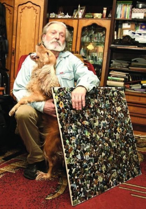 Кинорежиссер Виктор Гресь сидит в своей киевской квартире со спаниелем Клепой. Возле него картина, созданная из кадров его лент. Ее подарили ему друзья на 70-летие