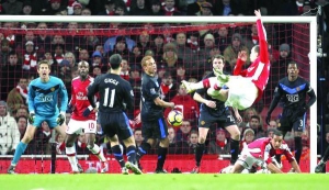Захисник ”Арсенала” Томас Вермален у падінні забиває єдиний гол у ворота ”Манчестер Юнайтед”