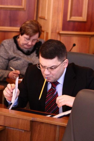 Нардеп-”нунсівець” Кирило Куликов читає порядок денний на поточний тиждень на погоджувальній раді у понеділок