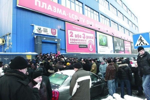Покупатели ожидают открытие магазина ”Эльдорадо” на улице Глубочицкой в Киеве. Там 29 января распродавали за полцены ноутбуки и мобильные телефоны. До открытия — полчаса