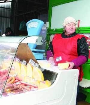 Любовь Коремба торгует твердыми сырами на столичном Лукьяновском рынке. Килограмм на ее лотке стоит 50–60 гривен