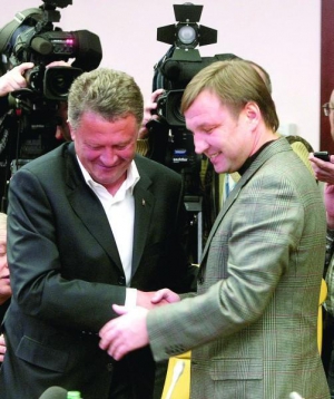 Мирон Маркевич (слева) и Юрий Калитвинцев после заседания исполкома Федерации футбола. 1 февраля 2010 года