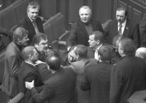 Народні депутати розбороняють сутичку між Володимиром Бондаренком з БЮТу (ліворуч) та Андрієм Клюєвим з Партії регіонів під час учорашнього засідання Верховної Ради