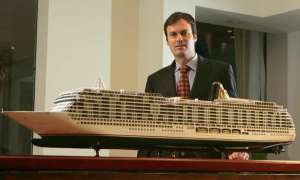Президент компанії ”Утопія резиденсез” Девід Робб показує макет плавучого будинку-готелю ”Утопія”. Збудувати його обіцяє до 2013 року