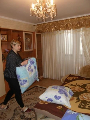 Вікторія Лавренюк перестеляє постіль у двокімнатній квартирі на вулиці Соборній у Вінниці. Здає її по 300 гривень за добу. Замовлення має до кінця лютого