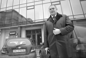 Бізнесмен Іван Залізний іде до свого автомобіля ”Тойота секвойя”, припаркованого біля бізнес-центру у Львові