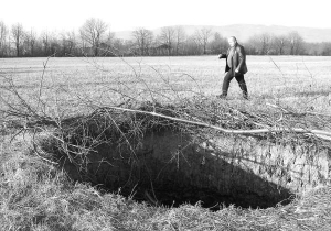 Голова Ильницы на Закарпатье Федор Король в субботу показывает яму на колхозном поле, куда два года назад упал трактор