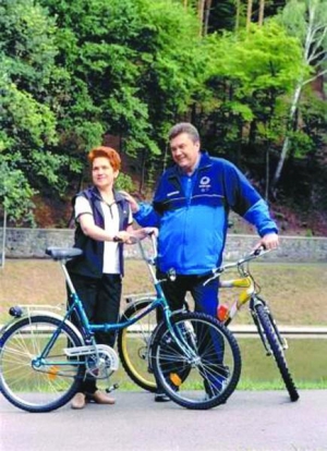 Віктор Янукович із дружиною Людмилою під час велопробіжки. Фото 2004 року