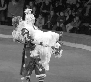 Клоун Євген Чепченко переодягає у весільну сукню глядачку із залу киянку Оксану Невмержицьку. Розігрують весілля. Він дарує Оксані квіти. Інших глядачів просить надувати повітряні кульки, крутити на стегнах круги та їздити на двоколісному велосипеді