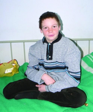 12-річний Артем Кащей після операції в уманській лікарні. Він обморозив обидві ступні