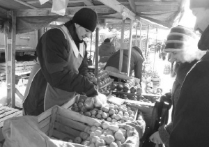 Мирослава Свідерська (зліва) продає мандарини на Привокзальному ринку у Вінниці. Каже, промерзлі фрукти видно по мокрій шкірці