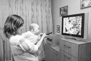 Телевізор ”Самсунґ” із рідкокристалічним екраном діагоналлю 20 дюймів Ірині Вертай привезла матір з Італії. Заплатила 400 євро. В Україні такий коштує на 100 євро дорожче