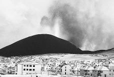 За 150 фунтов можно поехать в село Хеймей в Исландии. Его засыпало вулканическим пеплом