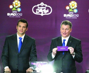 Андрій Шевченко (ліворуч) та Олег Блохін проводять жеребкування відбірного турніру Євро-2012. Варшава, Палац культури та науки