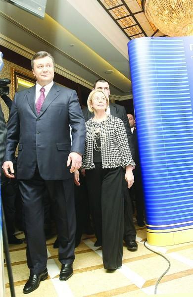 Виктор Янукович после обращения к избирателям выходит из пресс-центра в своем штабе. Рядом с ним — народный депутат Анна Герман