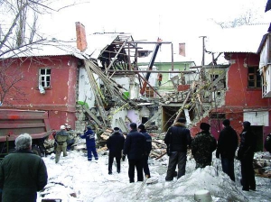 Спасатели разбирают завалы на месте взрыва в Орджоникидзе Днепропетровской области. Под обломками оказались 14 человек