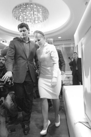 Юлія Тимошенко йде на зустріч із журналістами у своєму штабі в столичному готелі ”Хаят”. Дорогу їй звільняє нардеп-”бютівець” Віталій Чудновський