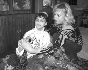 Полтавка Наталья Малышева с дочерью Еленой. Девочка болеет из-за опухоли на коре головного мозга. Плохо говорит, не посещает школу