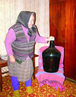 Марія Варга з села Арданово Іршавського району на Закарпатті показує 25-літрову пляшку горілки, яку вигнала 25 років тому
