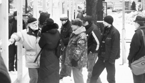 Жители улицы Прорезной в Киеве 1 февраля возле забора, который в тот день начали возводить застройщики. Люди не хотят, чтобы возле их домов появился еще один ресторан