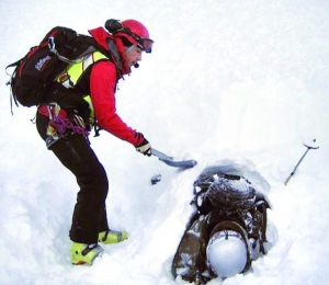 21-летнего Седрика Генауда вытягивают из-под снежного завала. Температура его тела снизилась до 34 градусов