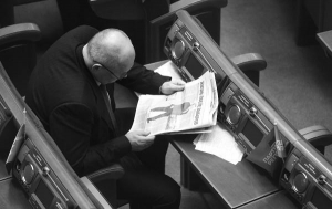 Народный депутат фракции Партии регионов Юрий Самойленко читает газету на заседании парламента 9 февраля. Его однопартийцы не дали ни одного голоса в поддержку законопроекта об увеличении социальной помощи малообеспеченным семьям