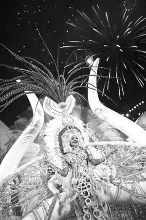Участница карнавала в испанском городе Лас-Пальмас 5 февраля одела 20-килограммовый костюм из ткани, пластмассы и стекла. Она тянет его за собой на колесах. В феврале во всех городах этой страны происходят костюмированные праздники