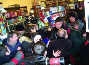 Активисты Конгресса украинских националистов в 11.30 9 февраля выгоняют из столичного книжного магазина ”Сяйво” представителей нового владельца помещения. Выкрикивают: ”Рейдеры, прочь с книжного магазина”