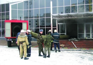 Спасатели возле задымленного здания торгового центра ”Шок” в Виннице. Паркинг центра вспыхнул 5 февраля