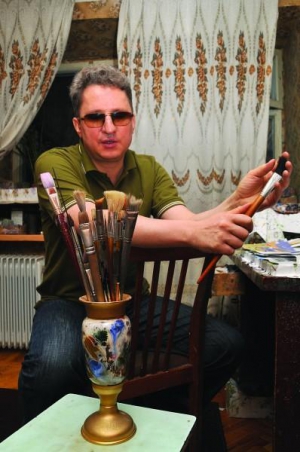Слепой харьковский художник Дмитрий Дидоренко вырезает из бумаги лекала и заполняет их красками. "Еще ни одно полотно не запорол", - говорит Дмитрий