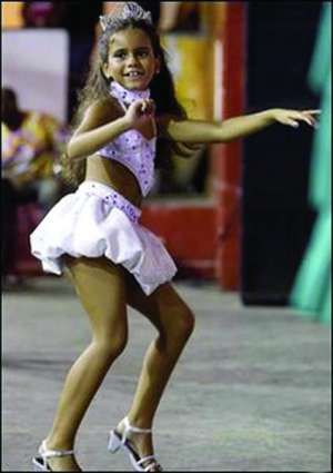 7-летняя Джулия Лира возглавит парад на бразильском карнавале. Будет танцевать перед публикой 80 минут