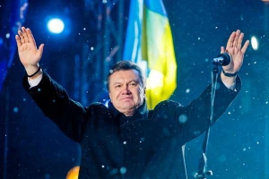 Кандидат у президенти Віктор Янукович вітається зі своїми прихильниками перед концертом на Михайлівській площі у Києві 5 лютого 2010 року. На правій руці у нього - чотки для молитви