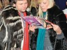 Стиліст Сніжана Чивільдєєва читає журнал майже сліпому дизайнеру Сергієві Єрмакову. Він уперше прийшов на вечірку без окулярів