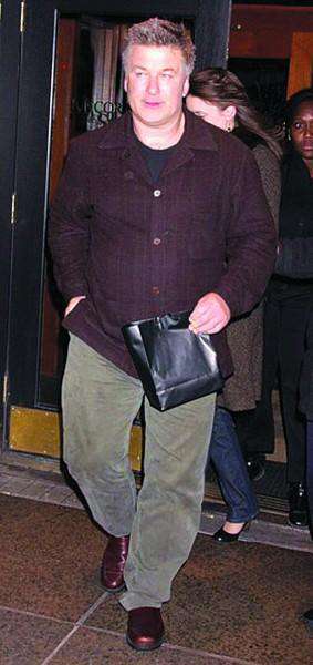 Голливудский актер Алек Болдуин выходит из ресторана ”Маккормик энд Шумикс” в Нью-Йорке