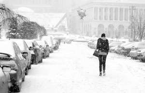 Девушка идет по площади Независимости 12 февраля. В столице снег шел три дня, начиная с пятницы