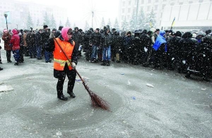 Дворник подметает площадь возле здания Центральной избирательной комиссии 14 февраля 2010 года. Там собрались сторонники Виктора Януковича, которого в этот день официально объявили президентом Украины
