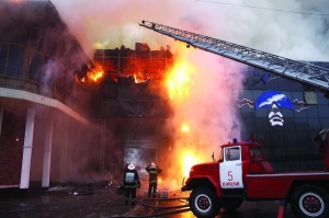 Спасатели гасят пожар в донецком развлекательном центре ”Вирус”. Огонь вспыхнул на рассвете. В этом ночном клубе любили отдыхать бразильские легионеры футбольного клуба ”Шахтер”