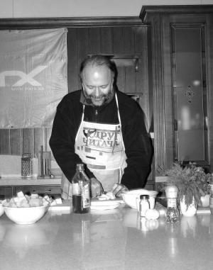 Письменник Андрій Курков під час книжкової виставки у Києві готує суп-пюре із гарбуза. Стравою пригощав відвідувачів виставки