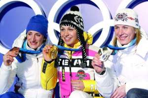 Олимпийская чемпионка по биатлону Магдалена Нойнер (в центре) рядом с серебряным призером Анастасией Кузьминой (справа) и француженкой Мари Брюне