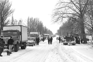 Минулої п’ятниці майже 10-кілометровий затор утворився біля Побиванки на трасі Полтава–Гадяч. У снігу з ночі застряли до 250 автомобілів. Замети розчистили до обіду