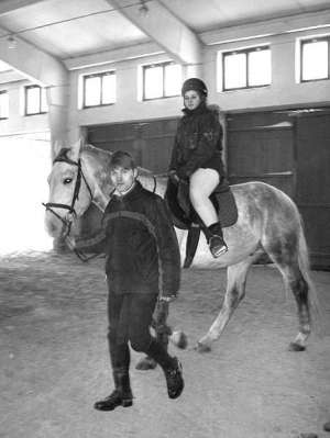 Николай Сога в манеже конного клуба ”Брацлав” учит Викторию Слободянюк держаться в седле. В настоящий момент в клубе 10 лошадей. Приезжают учиться всего две женщины. Тренера удивляет, что ребята не идут заниматься