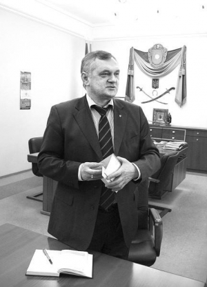 Губернатор Олександр Черевко показує  свій кабінет на третьому поверсі облдержадміністрації. Каже, що у разі відставки забере з собою портрет президента і прапор ”Нашої України”