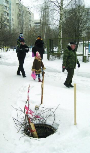 Возле детсада №89 в Черкассах около месяца открыт канализационный люк. Долго не могли выяснить, кому он принадлежит. Чтобы никто не провалился, оградили колышками и бросили внутрь ветку