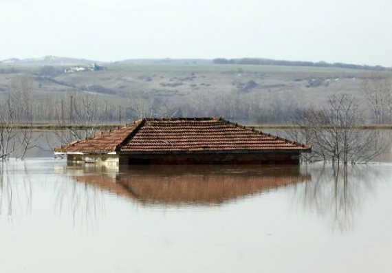 Затопленный до крыши дом в курортной провинции Анталья в Турции. Там из-за проливных дождей вышла из берегов река Марица